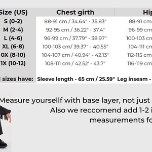 K&ouml;nnte beinhalten: Gr&ouml;&szlig;entabelle f&uuml;r einen schwarzen Jumpsuit mit Fransen. Die Tabelle listet die Gr&ouml;&szlig;en von S bis 1X mit den entsprechenden Brust- und H&uuml;ftma&szlig;en in Zoll und Zentimetern auf.