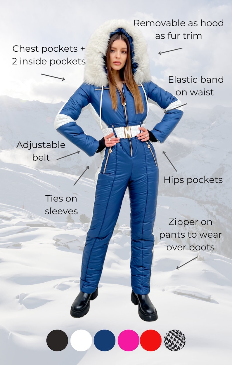 K&ouml;nnte beinhalten: Ein blauer Ski-Overall mit einer wei&szlig;en, pelzbesetzten Kapuze, einem verstellbaren G&uuml;rtel und Rei&szlig;verschlusstaschen. Der Overall hat B&auml;nder an den &Auml;rmeln und einen Rei&szlig;verschluss an der Hose, um ihn &uuml;ber Stiefel zu tragen. Das Model tr&auml;gt schwarze Stiefel.