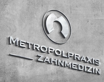 Könnte beinhalten: Ein silbernes Schild mit dem Text "METROPOLPRAXIS ZAHNMEDIZIN" und einem stilisierten silbernen Buchstaben "N" in einem Kreis.