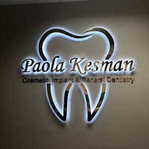 Insegna luminosa a LED personalizzata, insegna da parete, insegna con logo odontoiatrico, logo in metallo spazzolato, segnaletica con design 3D, trasforma il tuo logo in un'insegna per ufficio personalizzata