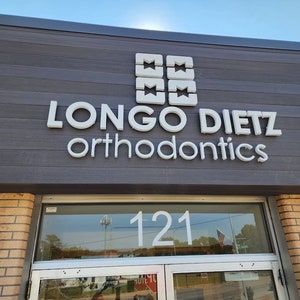 Letrero para escaparate, logotipo para empresas, creación de logotipos personalizados, logotipo de oficina, letrero de oficina, señalización 3D personalizada, logotipo cortado con láser, letras de canal