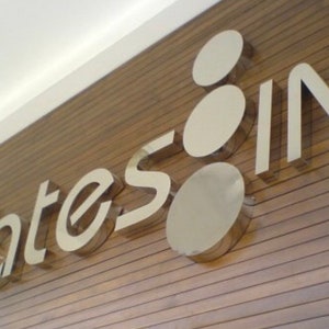 Placa de escritório personalizada, fabricantes de placas, placa com logotipo cortado a laser com design 3D em relevo, logotipo em aço inoxidável escovado, carta para pequenas empresas