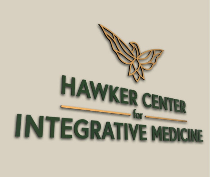 Puede incluir: Un logotipo de p&aacute;jaro estilizado dorado sobre el texto "Hawker Center for Integrative Medicine" en letras 3D verdes.