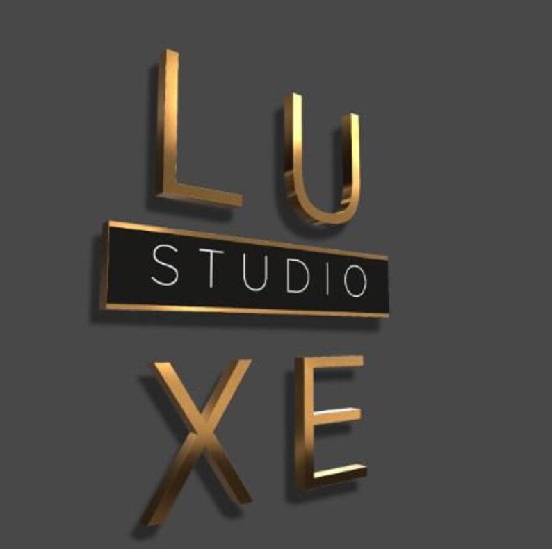 Puede incluir: Letras de metal de color dorado que deletrean "LUXE STUDIO" sobre un fondo negro. Las letras est&aacute;n en relieve y tienen un efecto 3D.