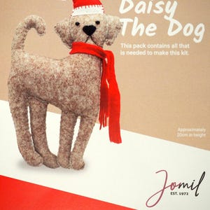 Può includere: Kit fai da te per un cane in feltro, chiamato Daisy, alto circa 20 cm, con cappello e sciarpa rossi. La confezione recita "Craft Kit Daisy The Dog". Il kit contiene tutto il necessario.