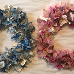 Coronas circulares de cinta de trapo Una rosa, una azul
