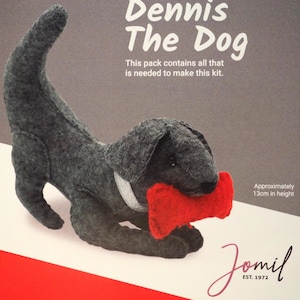 Può includere: Un kit artigianale per un cane di feltro di nome Dennis, che tiene un osso rosso. Il cane è grigio scuro con un collare bianco ed è alto circa 13 cm. Il kit è di Jomil, orgogliosamente realizzato nel Regno Unito.