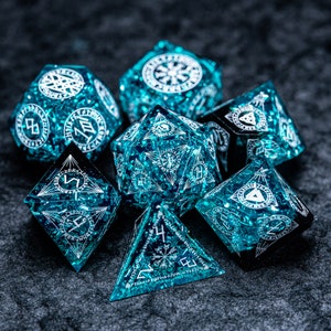 Dnd dice set  Handmade Resin Sharp Edge Dice Polyhedral Dice Set  Set Ice Glitter Nordic Style  -  Dungeons and Dragons