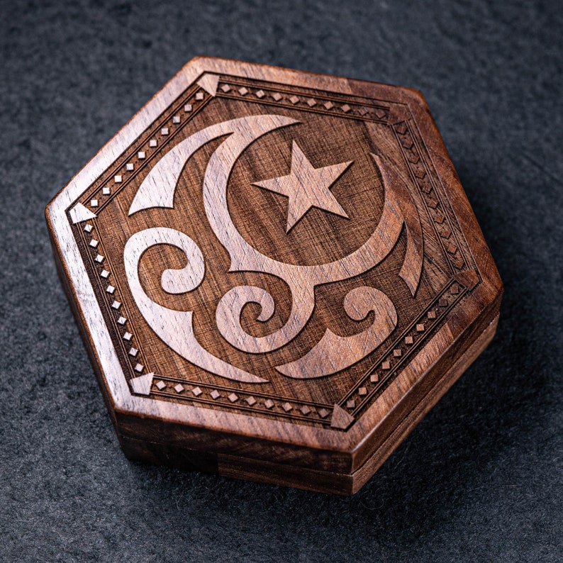 Engraved Walnut D/&D Gaming Dice Box DnD Dice Set Box Gift Box Wood Box Personalized Dice Box Dungeons and Dragons Hexagon Dice Box