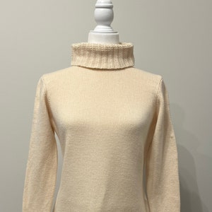 90s Petite Sophisticate cream Merino Wool turtleneck, cream turtleneck sweater, 90s ivory sweater, cream wool sweater, Petite Medium