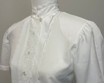 80s lace collar petite white blouse, lace front blouse, white summer blouse, Judy Bond polyester blouse, romantic boho s/s blouse, 6P