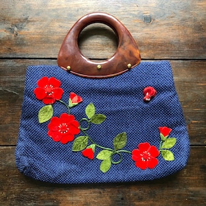 60s floral appliqué purse, navy blue jute w red flowers handbag, woven lucite handle bag, mid-century floral purse, large vintage boho bag