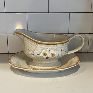 Mikasa White Petals gravy boat & underplate, vintage floral gravy boat, 70s Japanese stoneware gravy boat, cottage white floral gravy boat