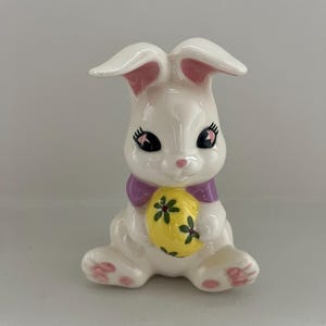 Vintage Easter Bunny figurine, 4” Easter Bunny statue, Easter Knick knack, vintage Easter decor, Easter Bunny painted mold, rabbit decor
