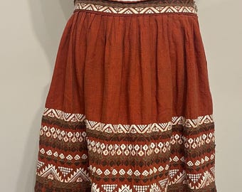 Falda folclórica guatemalteca Pelux de los años 50, color caqui crema naranja quemado, bordada, de tela tejida a mano, talla pequeña.