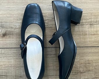 Vintage navy blue Mary Janes, 1960s Footthrills navy blue Mary Jane pumps, blue leather Mary Janes, Rockabilly shoes, MCM shoes, size 7.5N