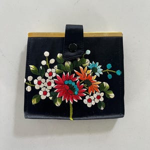 Cartera vintage con bordado floral, cartera floral de satén negro de los años 60, cartera MCM, cartera floral arcoíris, cartera de mujer de mediados de siglo, estilo cottage core