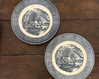 2 platos llanos Currier & Ives The Old Grist Mill Royal USA, platos llanos de invierno de 25 cm, loza estampada en azul y blanco, platos de estilo rústico vintage.