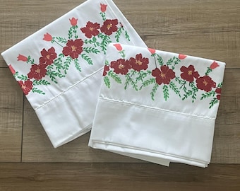 Fundas de almohada Queen vintage pintadas a mano, fundas de almohada florales, fundas de almohada con núcleo cottage, fundas de almohada MCM, fundas de almohada blancas con flores rojas