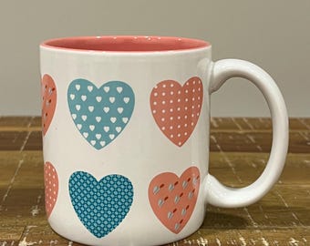 Taza de corazones vintage, taza de corazones KIC, taza de corazón de los años 90, regalo para un ser querido, taza de café con corazón de 10 oz, taza del día de San Valentín, taza de corazón rosa y azul