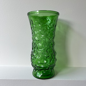 Vintage crinkled green glass vase, Hoosier Glass green vase, textured glass vase, 8.5” cottage core vase, bohemian vase, green 70s vase