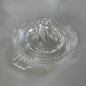 Vintage glass juicer, clear glass juicer, MCM juicer, juice squeezer, 5” juicer, mid-century juicer, vintage kitchen, fruit juicer