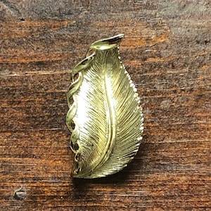 Vintage GERRY’S leaf brooch, gold tone metal leaf brooch, Fall leaf brooch, Autumn leaf pin, gold leaf brooch