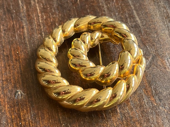 Vintage E Pearl double circle brooch, rope design… - image 3
