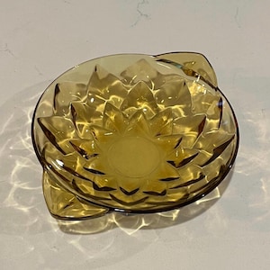 Tazón vintage de vidrio ámbar dorado para dulces, tazón bohemio, plato para aperitivos de vidrio ámbar, plato para baratijas, tazón con asa de 7.5&quot;, tazón con pétalos de color miel dorado