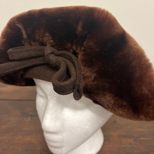 1940s brown fur felt hat, New York Creations hat, brown felt & fur hat with bow, Mid-century hat, chocolate brown hat, fair labor hat, 22