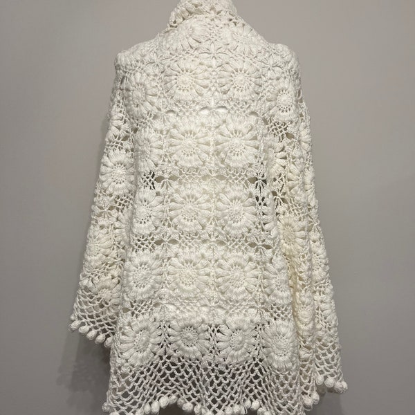 60s 70s cream crochet shawl, cream floral shawl, boho shawl, cream crochet wrap, pom poms shawl, bridal shawl, groovy shawl, flower power