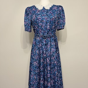 80s lace collar dress, MCS Ltd blue floral dress, 80s prairie dress, feminine dress, blue flowered dress, belted waist dress, size 12 PETITE