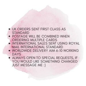 Pu&ograve; includere: Uno sfondo acquerellato rosa con un elenco di informazioni di spedizione. Gli ordini del Regno Unito vengono spediti in prima classe come standard. Le spese di spedizione saranno combinate quando si ordinano pi&ugrave; carte. Le vendite internazionali vengono spedite tramite Royal Mail International Standard. La consegna in tutto il mondo mira a 6-10 giorni lavorativi. Sempre aperto a richieste speciali, se desideri che qualcosa venga modificato, inviami semplicemente un messaggio.