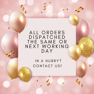 Puede incluir: Una tarjeta blanca con el texto "ALL ORDERS DISPATCHED THE SAME OR NEXT WORKING DAY IN A HURRY? CONTACT US!" rodeada de globos rosas y dorados sobre un fondo rosa.