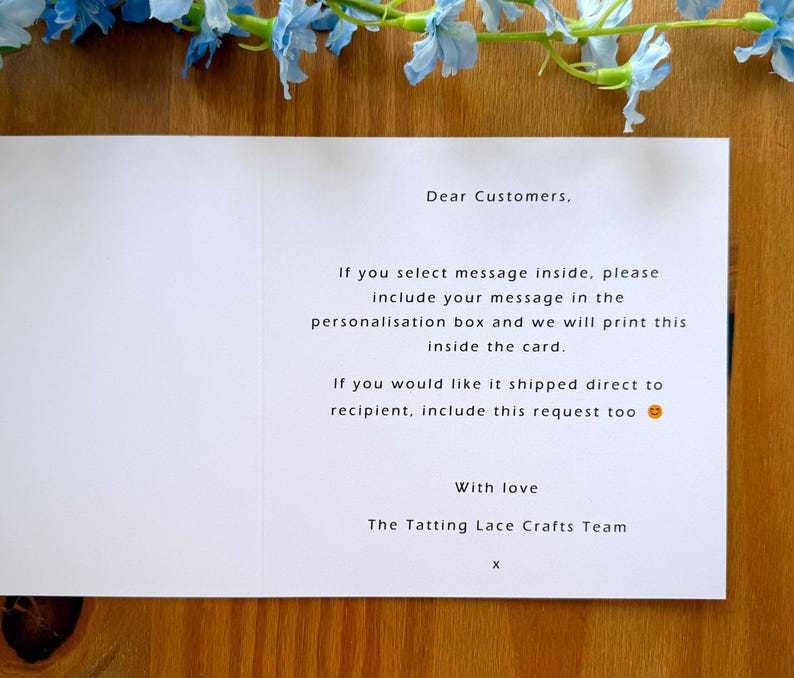 Puede incluir: Una tarjeta blanca con instrucciones para los clientes sobre c&oacute;mo incluir un mensaje personalizado dentro de una tarjeta. El texto dice: "Estimados clientes, Si selecciona un mensaje dentro, por favor incluya su mensaje en el cuadro de personalizaci&oacute;n y lo imprimiremos dentro de la tarjeta. Si desea que se env&iacute;e directamente al destinatario, incluya tambi&eacute;n esta solicitud. Con cari&ntilde;o, El equipo de Tatting Lace Crafts, X."