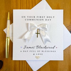 Puede incluir: Un letrero de madera rústica con el texto "Welcome to our porch" en letras blancas. El letrero presenta un acabado envejecido y un diseño sencillo y acogedor para la decoración exterior.