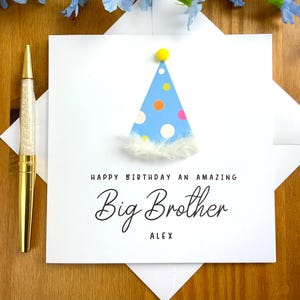 Carte d'anniversaire frère, chapeau de fête avec bordure en fourrure et pompon, carte petit frère, carte d'anniversaire texturée, carte d'anniversaire grand frère, TLC058x