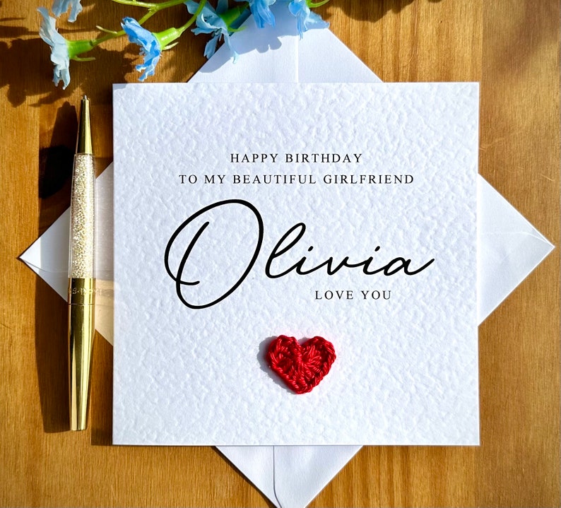 Może przedstawiać: Biała kartka z tekstem "Happy Birthday to my beautiful girlfriend Olivia Love You" i czerwonym sercem na szydełku.