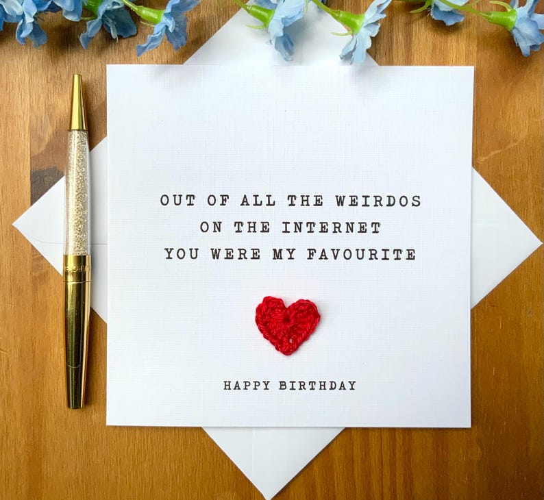 Pode incluir: Um cart&atilde;o branco com o texto "Out of all the weirdos on the internet you were my favourite. Happy Birthday." e um cora&ccedil;&atilde;o vermelho de croch&ecirc;.