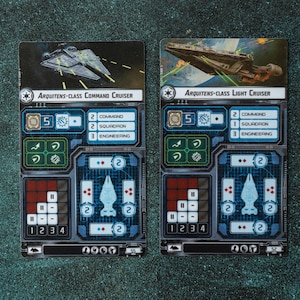 Puede incluir: Dos cartas de juego de miniaturas de Star Wars X-Wing para el crucero clase Arquitenes. Las cartas son azules y grises con una imagen de la nave en la parte superior. Las cartas tienen estadísticas e información sobre la nave.