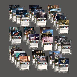 Puede incluir: Un conjunto de cartas del juego de miniaturas Star Wars X-Wing. Las cartas presentan ilustraciones de naves espaciales y personajes del universo Star Wars, con estadísticas del juego. Las cartas están dispuestas sobre un fondo gris.