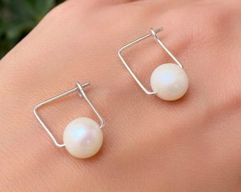 Boucles d'oreilles Pearl Hoop, 14K Gold Filled Hoop, Cadeau de moins de 30 ans, Boucles d'oreilles en or, Bijoux de demoiselle d'honneur, Bijoux de mariage, Cadeau pour maman, Cadeau de Noël