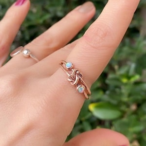 14K Gold Doppel Knoten Opal Versprechen Ring für Frauen, Minimalistischer geflochtener Ring, kleiner Twist Ring, keltisches Versprechen Ring, Liebesknoten Ring Geschenk für Sie