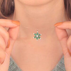 14K Gold Emerald Flower Necklace, Gold Emerald Birthstone Pendant, Daisy Layering Necklaces, May Birthstone Jewelry, Minimalist Gift For Her