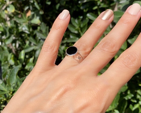 Ladies onyx hotsell signet ring