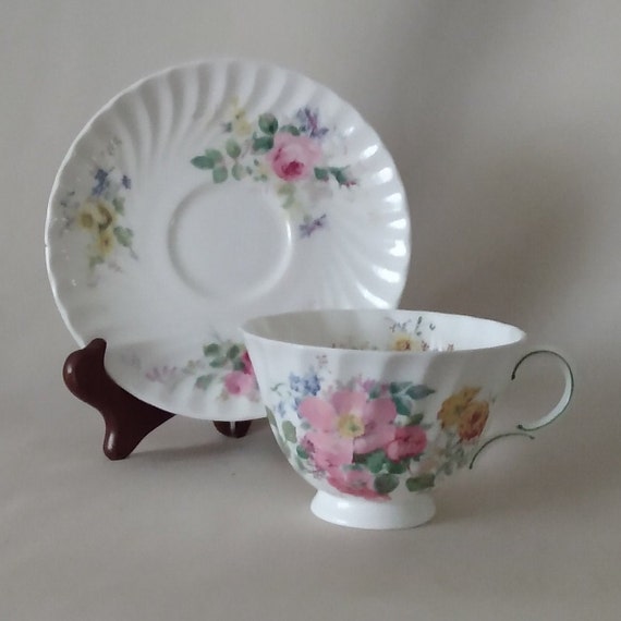 ROYAL DOULTON ARCADIA FINE BONE CHINA TEACUP & SAUCER FLOWER DESIGN 6