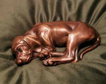 Statuette de chiot Vizsla hongrois endormi en bronze massif