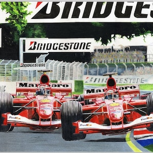 Puede incluir: Dos coches de carreras rojos con la palabra "Marlboro" en el lateral, compitiendo en una pista. Los dos coches están en cabeza y están a punto de adelantarse. Los dos coches son rojos y tienen rayas blancas y negras en el lateral. La pista es gris y tiene una zona de hierba verde en el lateral. Hay carteles en el fondo que dicen "Bridgestone".