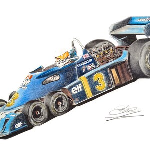 Puede incluir: Un coche de carreras azul y amarillo con el número 3 en el lateral. El coche es un Tyrrell P34, un coche de Fórmula 1 de la década de 1970, conocido por sus seis ruedas. El coche está dibujado a lápiz y tiene las palabras "Elf" y "Good Year" en él.
