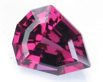 2.83Cts rosa Rhodolith Granat, ausgefallener Präzisions Schnitt VVS Edelstein